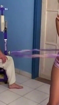 Fată blondă studentă tare în sala de sport și umplută de spermă pe față