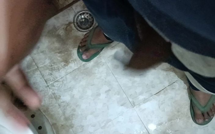 Frustrated employee: Kencing di toilet dengan audio yang jernih