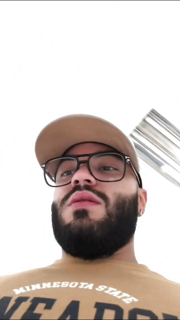 Liamgaell27: Паренька сняли на видео в общественном туалете