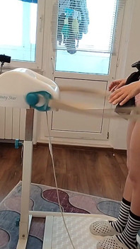 Moglie amatoriale si massaggia con il vibratore. Latina figa pelosa, grandi tette, culo grosso.