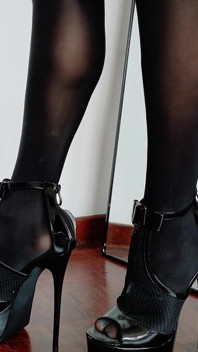 Quais saltos parecem melhores? Meia-calça preta