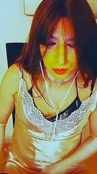 Gorący crossdresser: Ubrany w brokat, oglądający porno i dotykający mnie