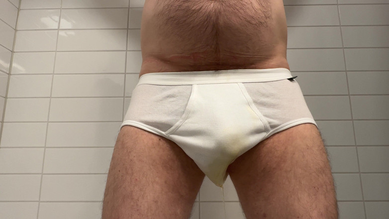 Beardedcummer: Papá meando sus nuevos calzones blancos
