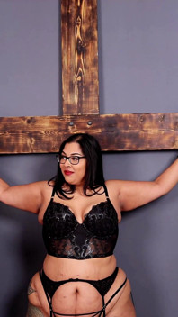Lesbické Femdom Bondage: Zozo Svázaná K Crossu, Prsty, Škádlení a Made K Sání Strapon Od Paní Becky