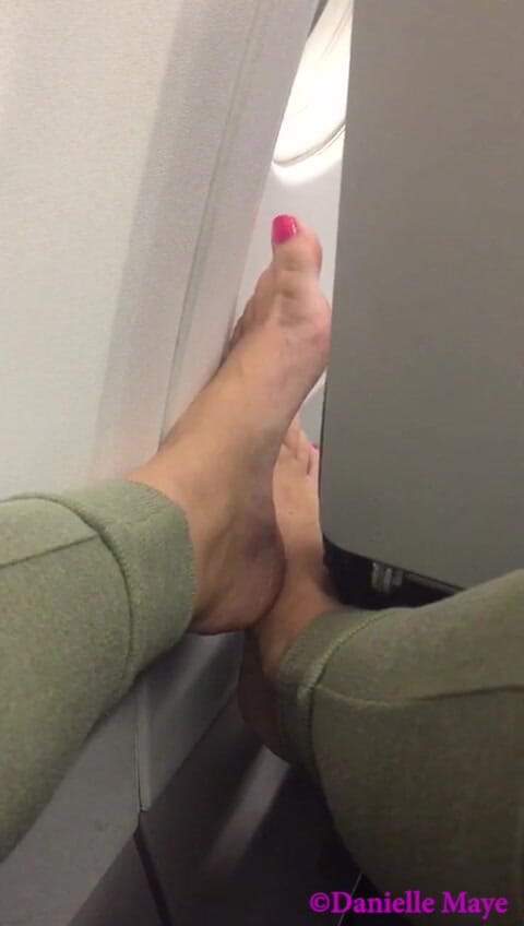 Danielle Maye: Les toteils dans un avion