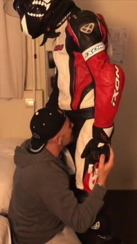 Umilire la hotel cu costum de fetiș cu motociclist