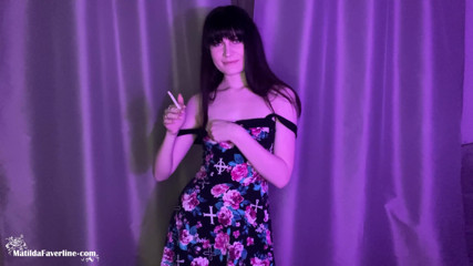 Matilda Faverline: Sexy frau raucht zigaretten und zieht sich zur musik aus