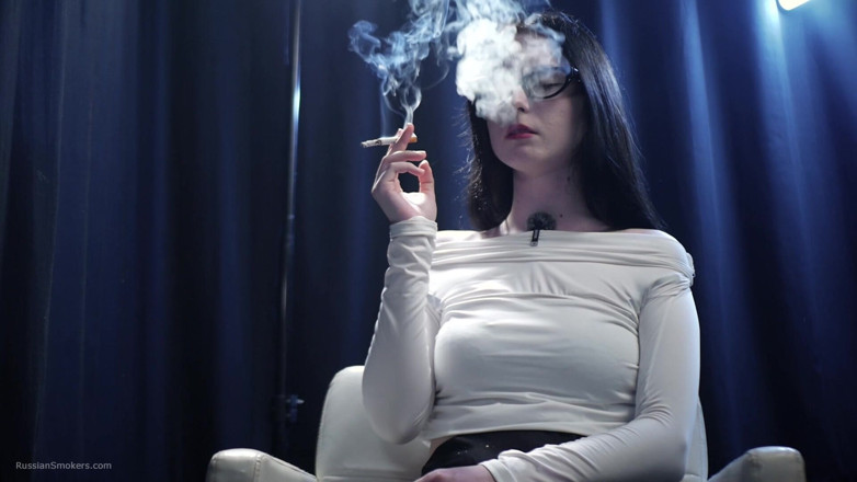 Russian Smokers: Rayuan merokok - wanita kulit putih yang menarik perhatian. 2 cewek rambut...