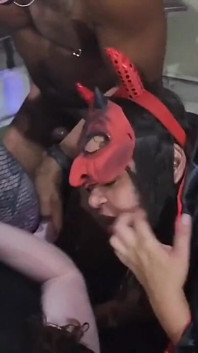 Impreza Halloweenowa kończy się seksem z najlepszą orgią