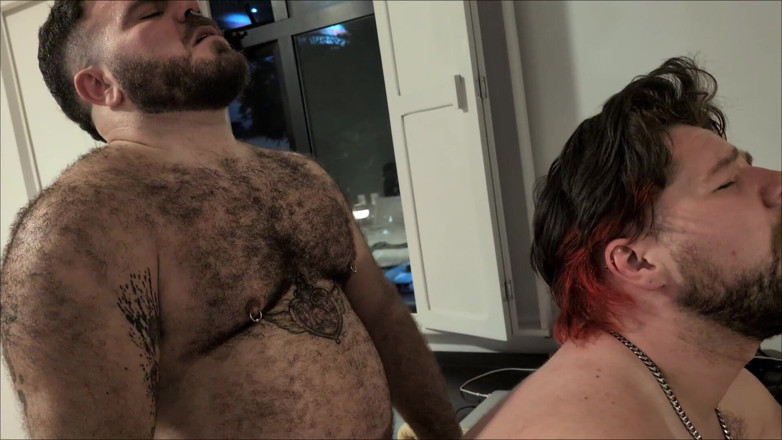 Simba the himbo: Ursul dominant mă folosește după bunul plac