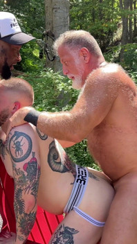 Junges junges junge bekommt zwei stiefvater schwänze und ladungen