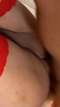 Kırmızı çoraplı seksi bayan oğlan yabancılar tarafından götten sikiliyor