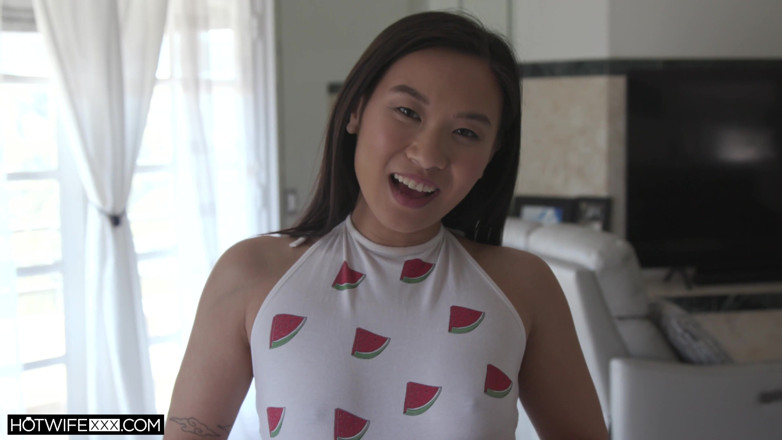 HotwifeXXX: Kimmy serve la sua dolce delizia asiatica di compleanno