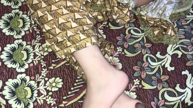 Kingsizedevil: 令人惊叹的伊朗继女的第一个继父用黄瓜抓住了我紧致的处女小穴