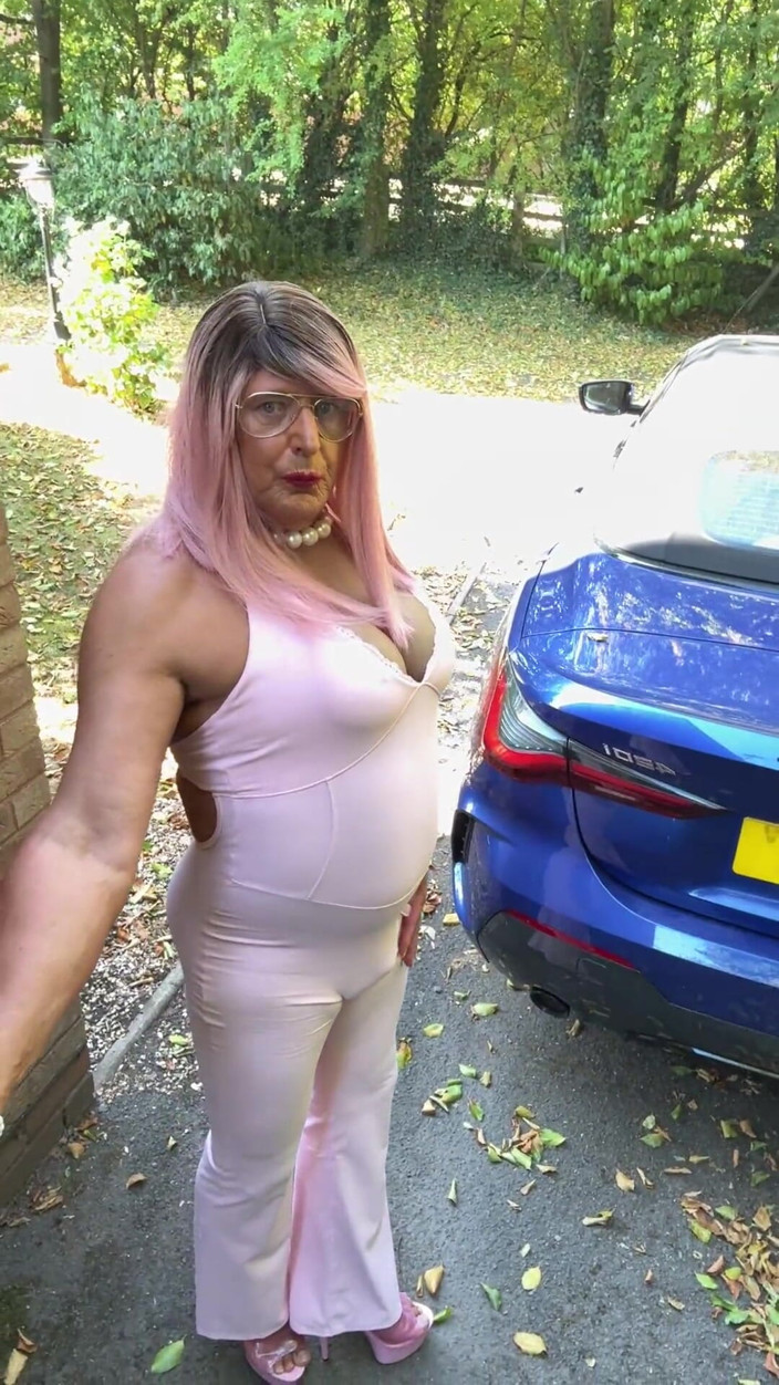 Kellycd2022: Кроссдрессер kellycd2022 в рожевому комбінезоні та на підборах