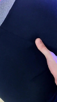 Leggings, bunda agarrando porra na tanga do corno
