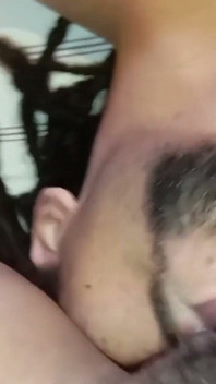 Bir motelde ateşli seks, prezervatifsiz amcığı sikiyor ve oral seks alıyor.