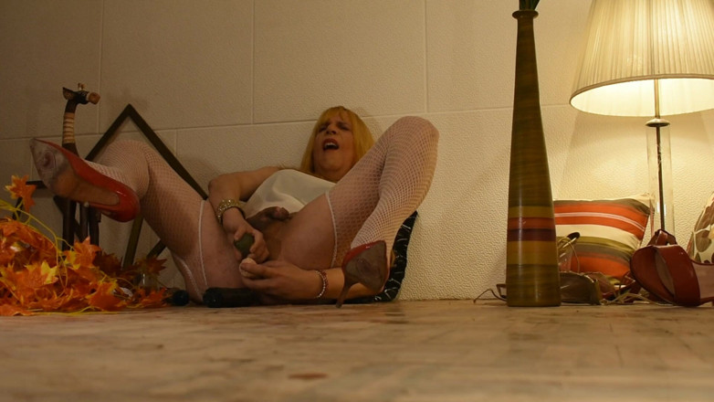 Dildo Man and Cross Hard Sex: Milena spielt mit zwei dildos