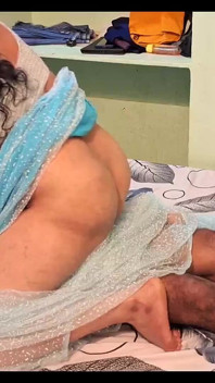 Indiana em sari com homem de 50 anos