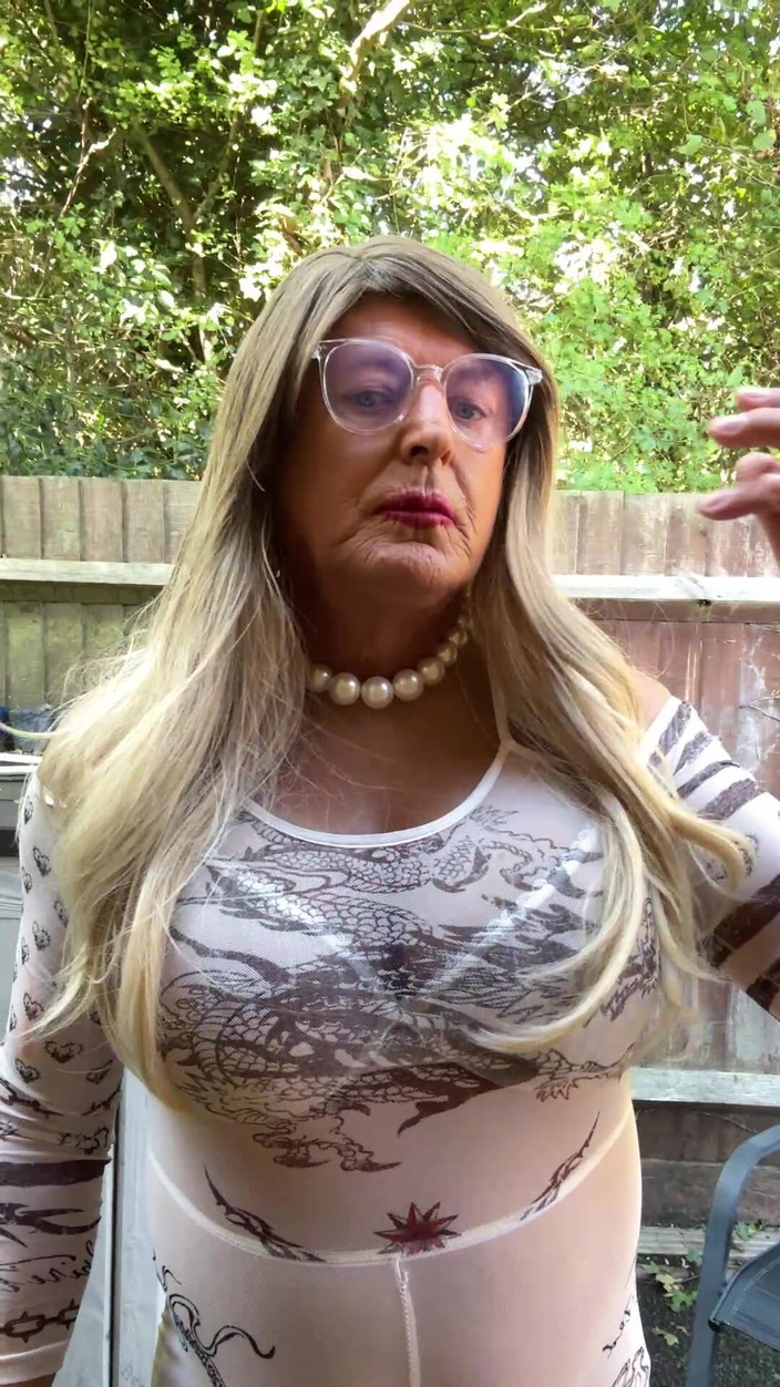 Kellycd2022: La sexy travestita kellycd2022 in sexy tuta bianca e tacchi