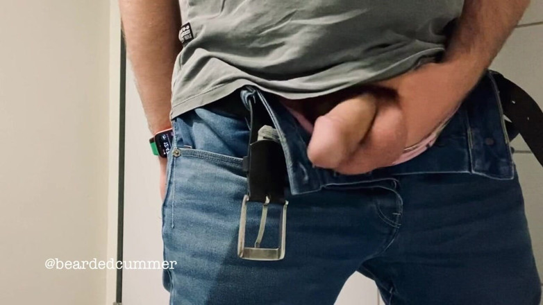 Beardedcummer: Padrasto urso mijando em jeans e mostra bunda