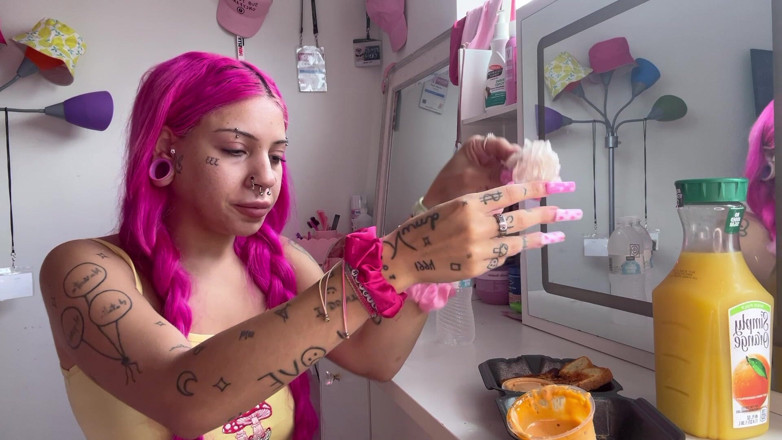Nali Marie: Mukbang pui fierbinte picant pe față supraalimentare minionă care mănâncă...