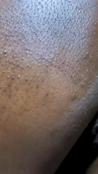 Disfruta de esta belleza de ébano de piel oscura