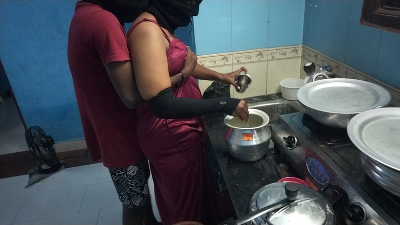 Tamil lesbian: Žhavý sex v kuchyni