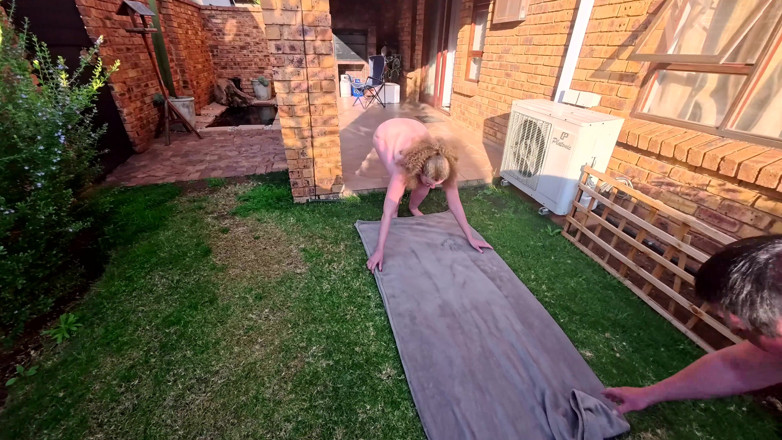 Kinky Taboo Me: Blonďatá MILFka vystavuje holé nohy při sání ptáka
