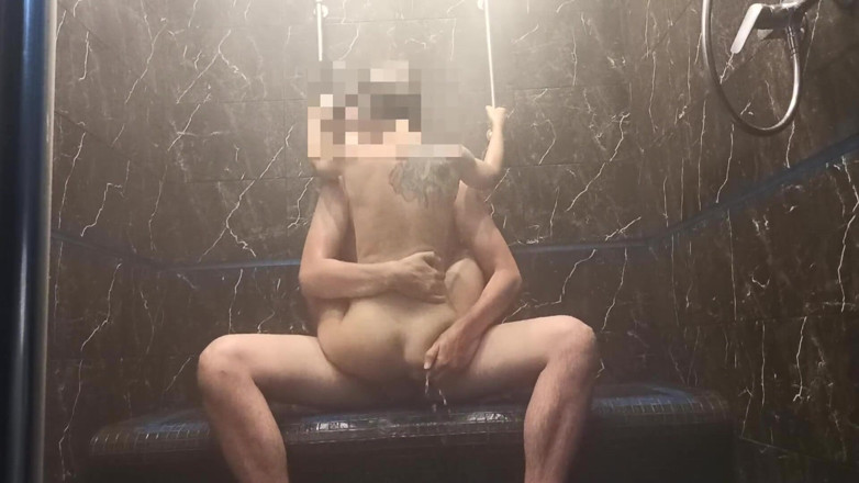 Night Games: Espió a una sexy en la ducha y luego