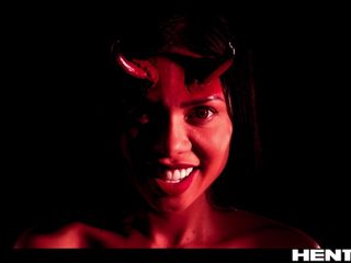 Hentaied: Real Life Hentai - Canela Skin è posseduta da un succubus bengalese...