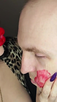 Gustosi Baci Aggressivi Appiccicosi E Forti Su Tutto Il Viso Di Un Ragazzo Con Rossetto Rosso