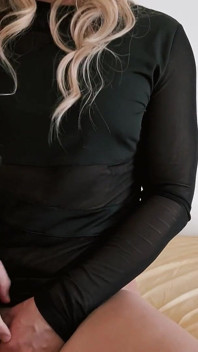 Hungrig vit slampa i svart bodysuit