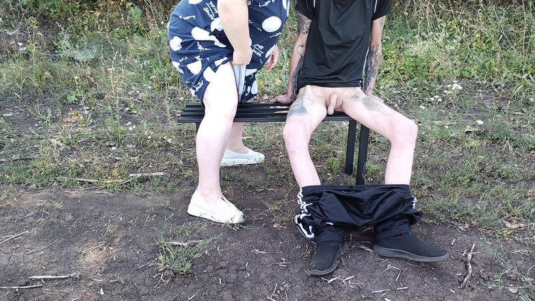 Zona901: Une petite amie dans un parc me branle la bite...
