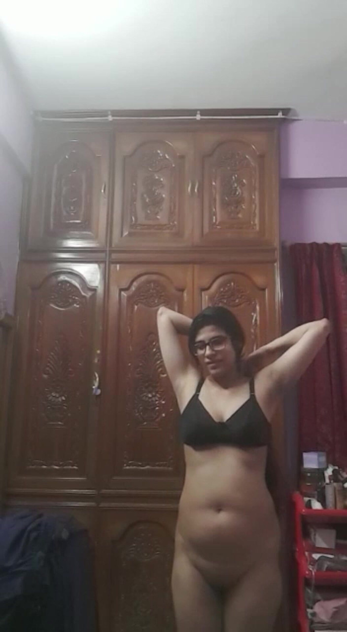 MehwishAly: Dr Sadia face un videoclip nud pentru urmăritorii mei