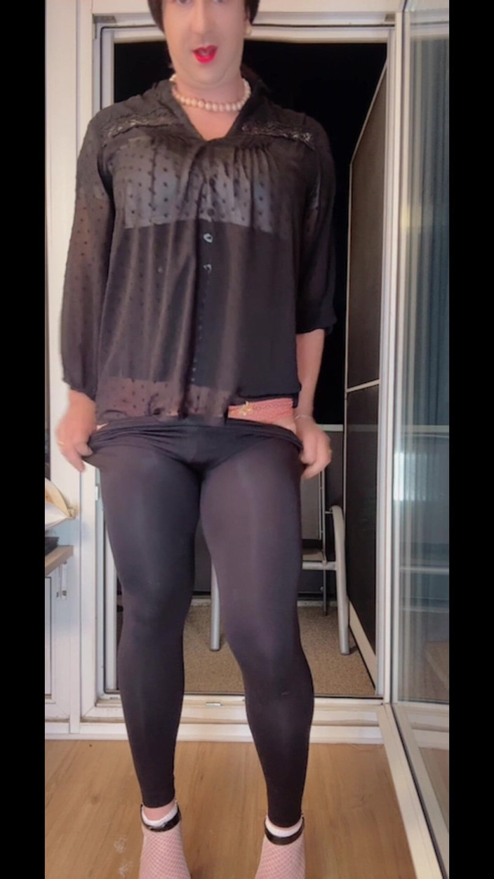 SissyDaniella: Banci menggoda dan ngentot dildo di balkon