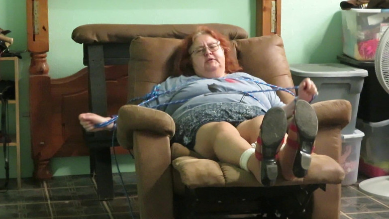BBW nurse Vicki adventures with friends: Oh no, me despierto atada a una gran silla en...