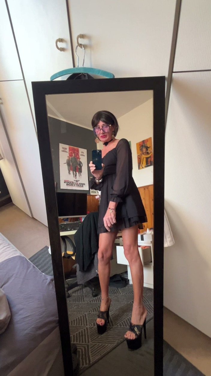 Andreina Naty: Sexy Walk in Front of the Mirror 01