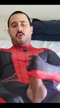 Wil je zien hoe Spider-Man sperma geeft?