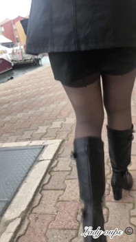 Mini Jupe En Cuir Sans Culotte Et Exhibition En Public