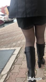 Mini Jupe En Cuir Sans Culotte Et Exhibition En Public