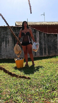 Orada cücesiz kıyafet asan orospu ve cuckold onu orada seviştirdi
