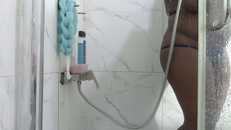 BMCs: Mi stanno scopando in bagno, quell'uomo mio non mi lascia,...