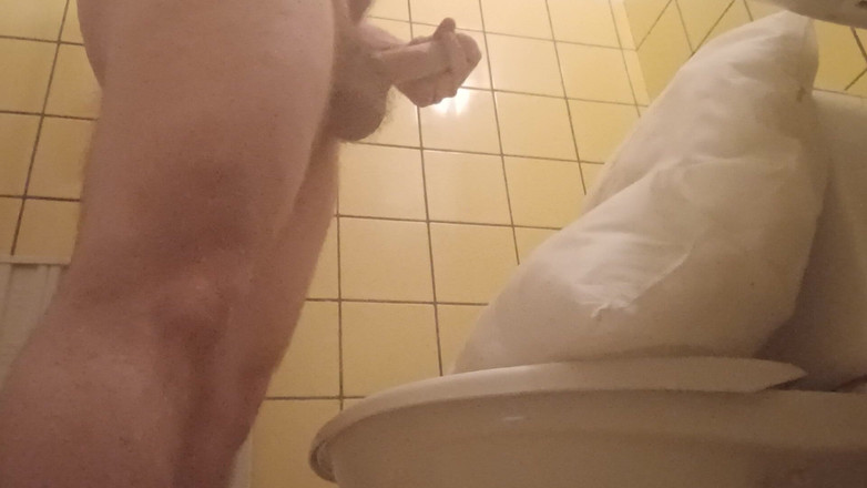 Ed Eden: Sborrata nel cuscino del bagno