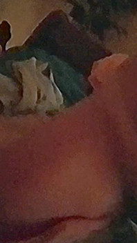 ホットな妻は暗闇でペニスを吸っているところを捕まえた