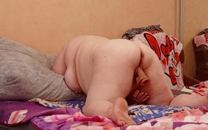 Zona901: Ненаситна сусідка мастурбує свою велику пизду секс-іграшками у будь-який вільний час