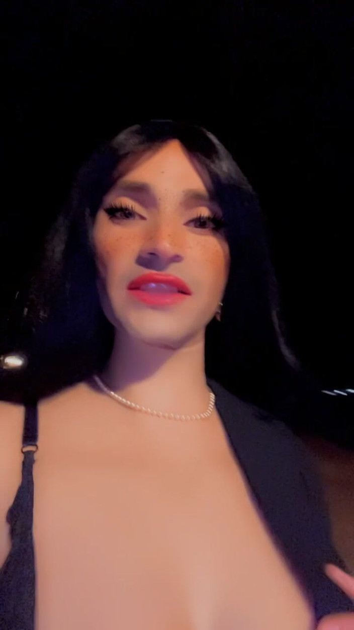 Sissy Slut Brianna: Садись ко мне на колени, детка. Покажи мне, как сильно ты соскучился, заводя меня