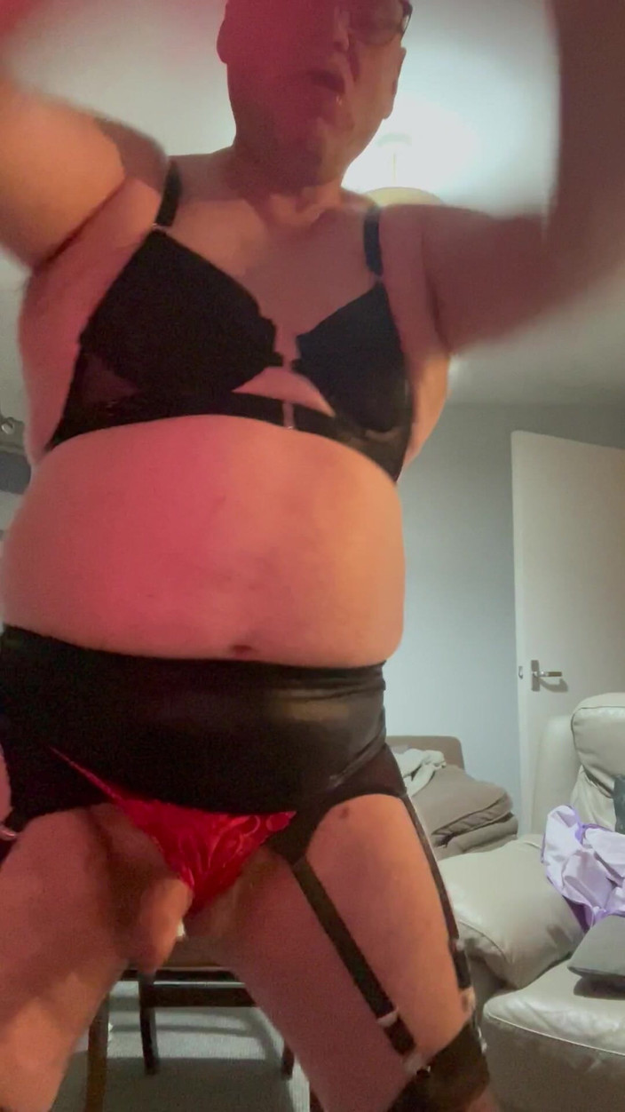 Ancient456: Vuile homo travestiet is er dol op met zwarte beha...