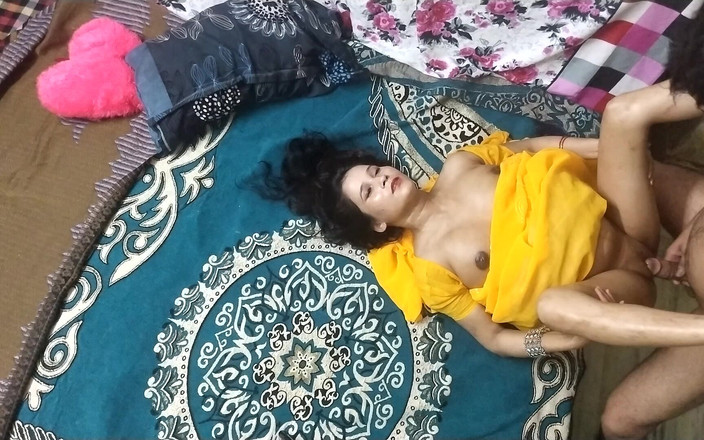 Hindi-Sex: Хардкорный секс дези бхабхи в желтой сари с бритой киской