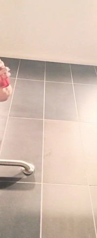 ビッチ、お前はデブな尻だな。俺はモンスターのチンコでこじ開けてやる。